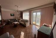 Haus in Grünruhelage mit offener Terrasse, Balkon und Garage