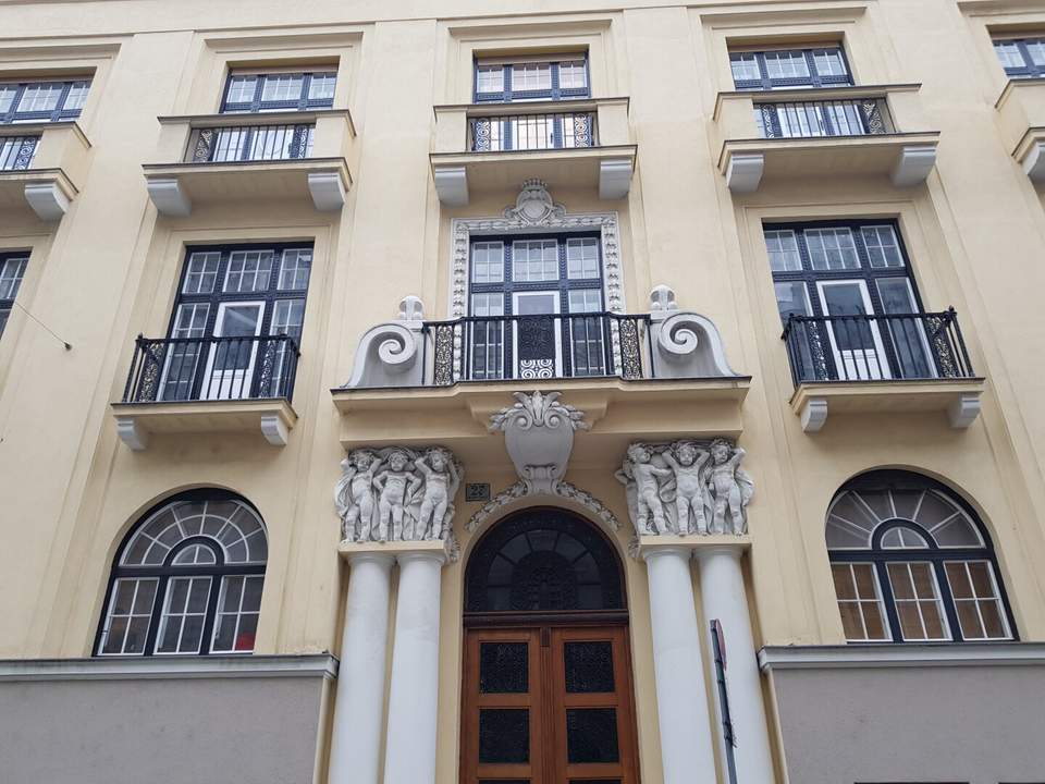 Wunderschöner Altbau im Botschaftsviertel