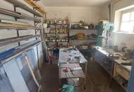 Vermiete Liegenschaft teilbar 1) Haus 157m² 2)Geschäftslokal (Praxis Gastro?, Kaffee? ect) 220m² 3)Lager derzeit mit Hochregalen 250m² 4)Lager- Geschäfts- oder Bürofläche 1.OG 234m² 5)Doppelgarage LKW-tauglich 49,40m² 6)Außenflächen und Parkplätze (Provisionsfrei)