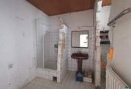 Sanierungsbedürftige Drei-Zimmer-Wohnung direkt an der U3