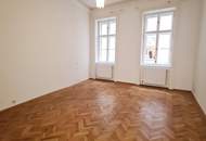 AM GRABEN-NÄHE, 95 m2 Altbau mit Balkon, 2 Zimmer, Komplettküche, Wannenbad, Parketten, 4. Liftstock, Flügeltüren, Spiegelgasse