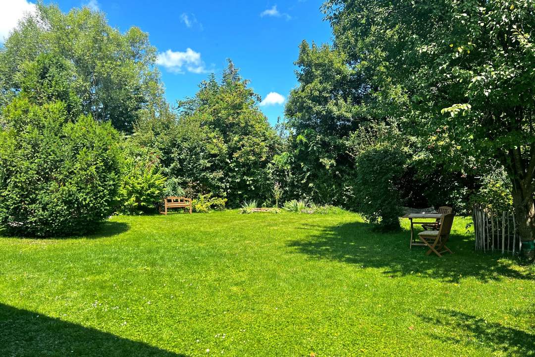 Ebenes Baugrundstück mit kleinem Holzhaus in ruhiger Lage im Ortskern