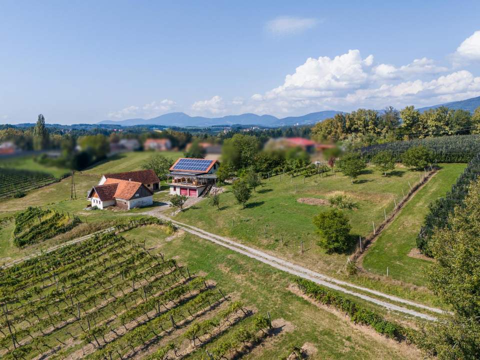 Naturnah wohnen: Liegenschaft für Selbstversorger mit Wohnhaus in nachhaltiger Bauweise