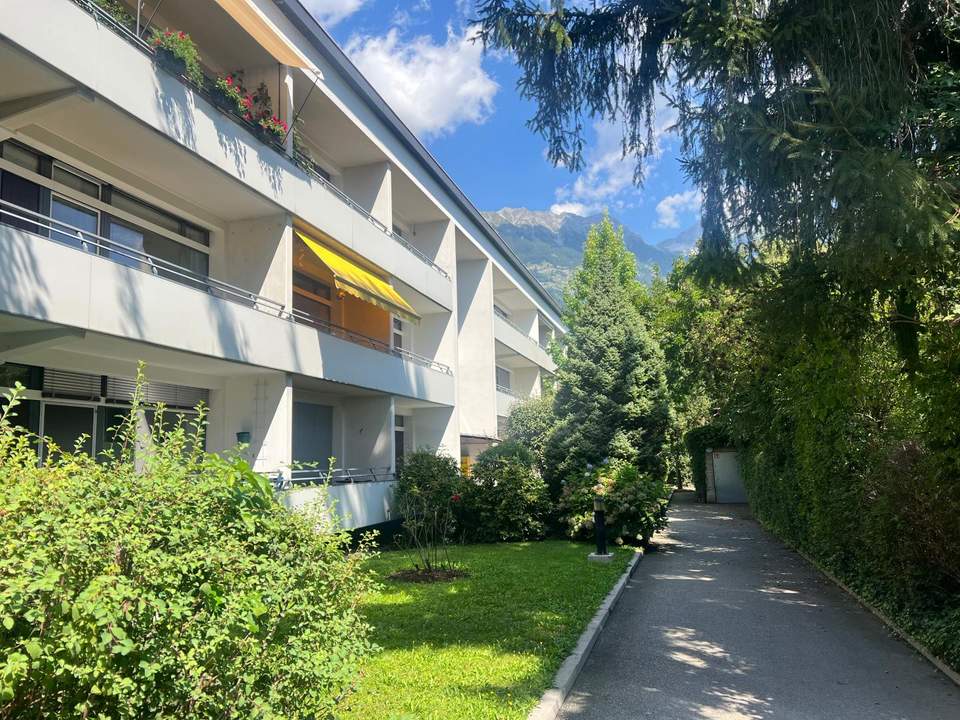 Moderne 2-Zimmer-Wohnung mit großem Südostbalkon in exklusiver Villengegend!