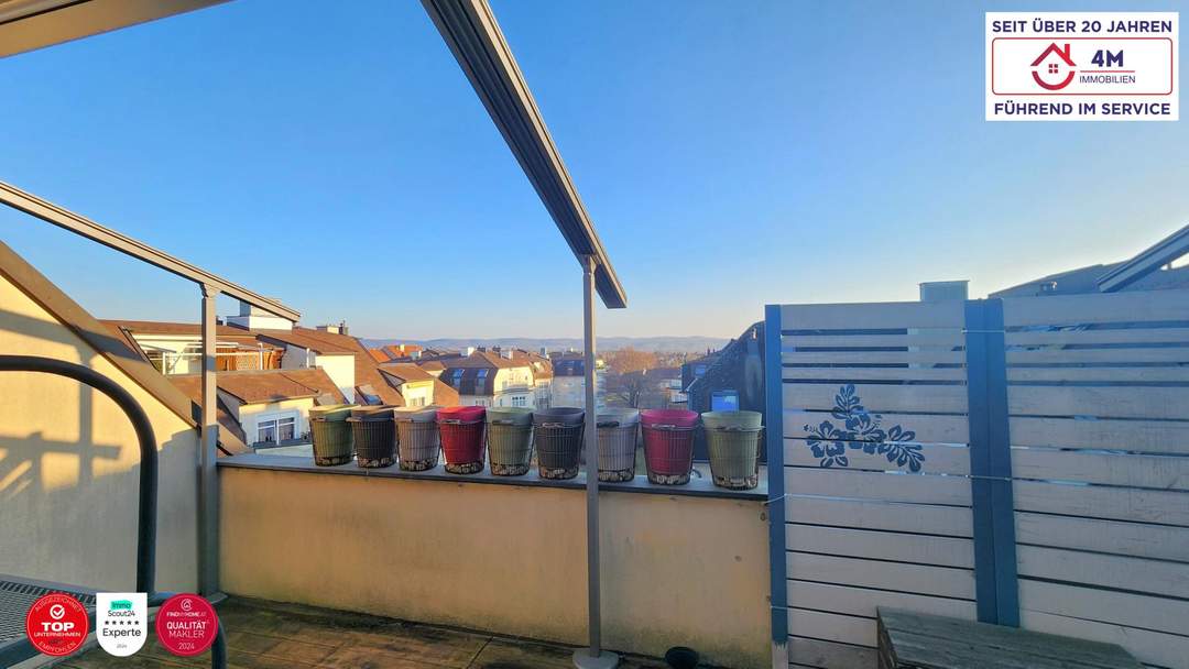 Lichtdurchflutete Dachgeschoss-Maisonette mit zwei Wohlfühl-Terrassen und Tiefgaragenplatz