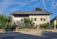 LIEBEVOLLES, RENOVIERUNGSBEDÜRFTIGES LANDHAUS MIT NEBENGEBÄUDEN UND KLEINEM INNENHOF