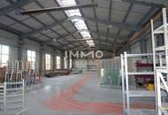 Große Lagerhalle auch beheizbar und Nebentrakt mit 740 m² Nutzfläche (Einfahrtstor 350x470) Industrieboden.