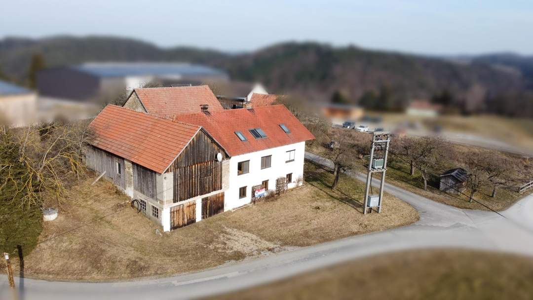 Ein- oder Mehrfamilienhaus samt Nebengebäuden im Bauland-Betriebsgebiet