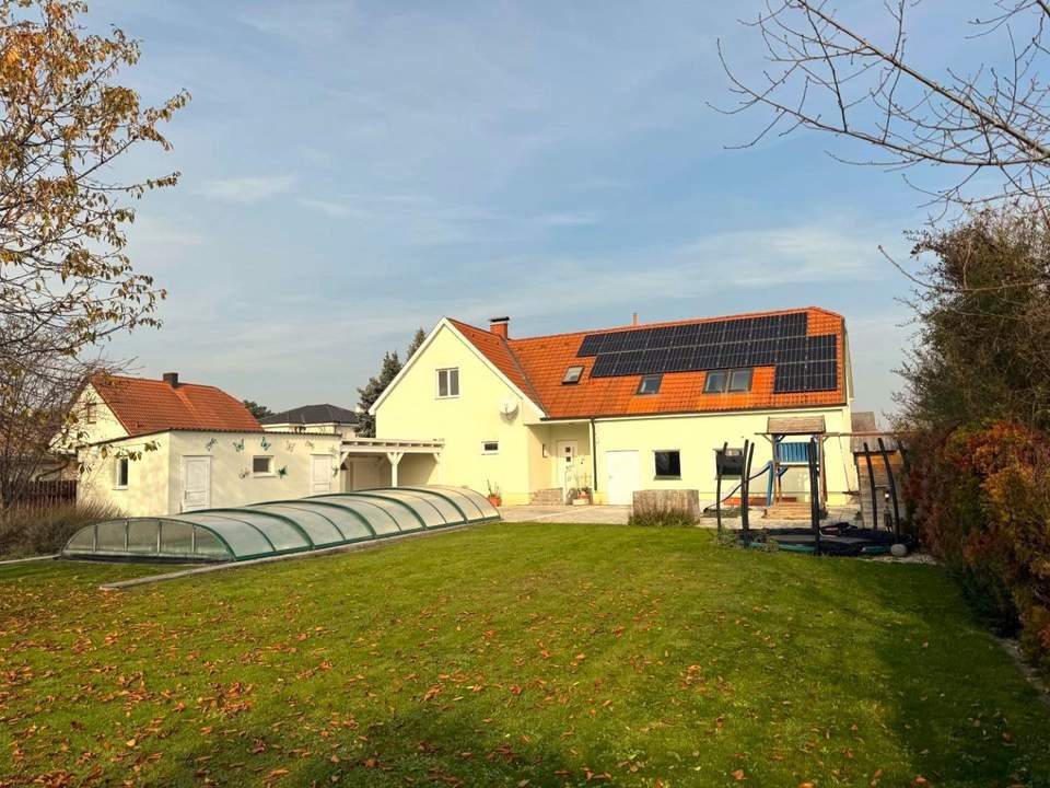 "Einfamilienhaus mit Doppelgarage und Pool!"