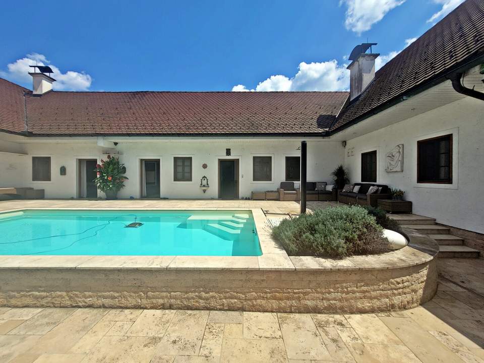 Charmanter Vierkanthof mit großzügiger Wohnfläche, Pool im Atrium und Nebengebäude in idyllischer Lage