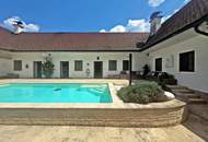 Charmanter Vierkanthof mit großzügiger Wohnfläche, Pool im Atrium und Nebengebäude in idyllischer Lage