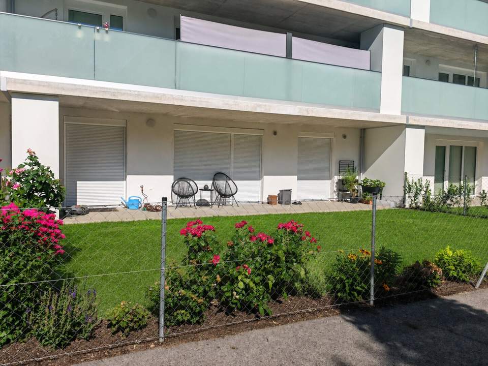 Moderne Gartenwohnung mit Terrasse in neuwertigem Wohnkomplex