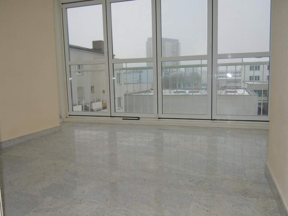 Helle 3,5-Zimmer-Wohnung mit Wintergarten, Loggia &amp; TG-Platz