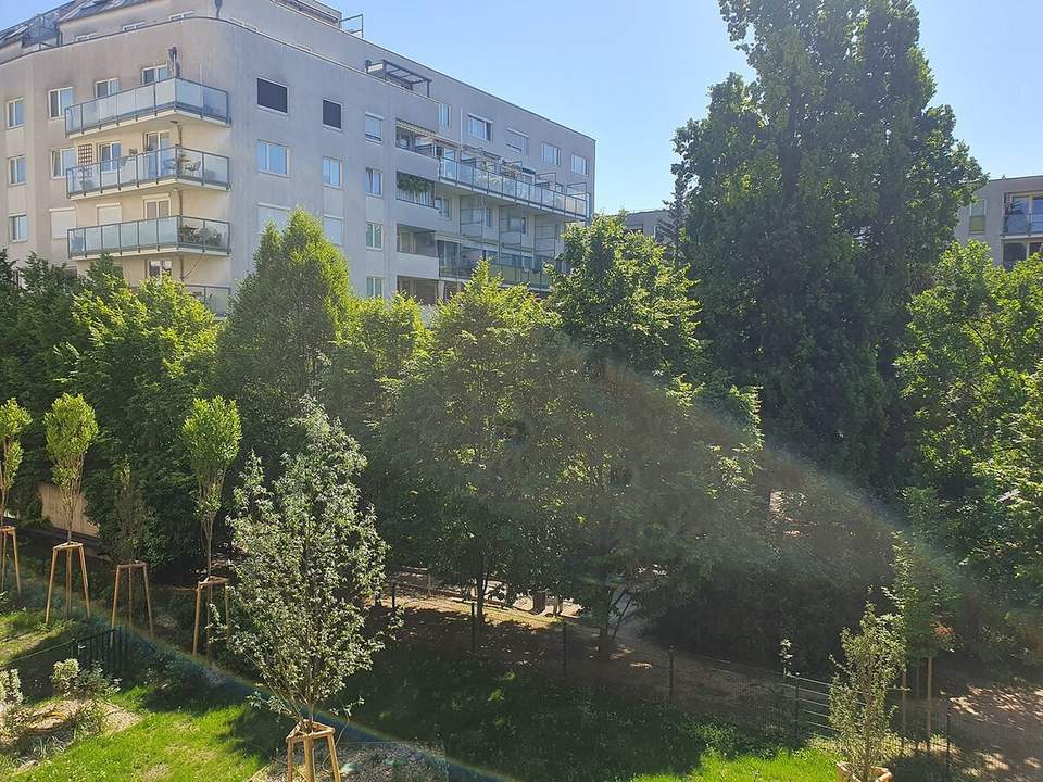 Grüne Oase 500m vom Zentrum – Innenhof mit großem Balkon, Fitness und Co-Working – Erstbezug & Warm