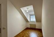 (Verfügbar wegen Rücktritt.) Tolle 3-Zimmer DG-Wohnung mit Balkon - korrekte, langfristige &amp; verlässliche Mieter erwünscht.