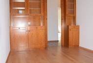 Eleganter "Retro-Style" - Großzügige, sonnige, ruhige Wohnung mit Süd-Loggia! 2 Garagenplätze!