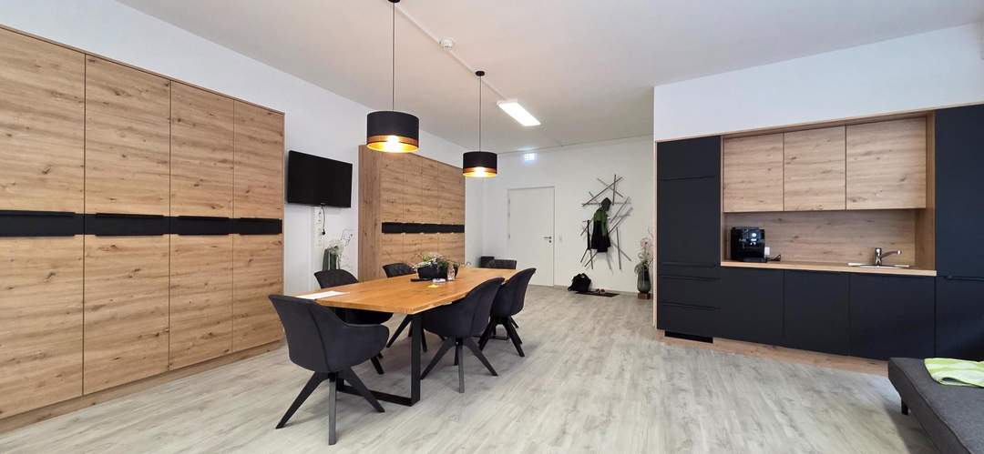 Vielseitige Geschäftsfläche in attraktiver Lage und zwei Parkplätzen!