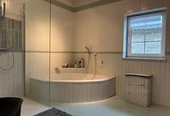 Großzügiges Familienhaus mit Pool in sonniger Lage