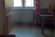 Vermiete Liegenschaft teilbar 1) Haus 157m² 2)Geschäftslokal (Praxis Gastro?, Kaffee? ect) 220m² 3)Lager derzeit mit Hochregalen 250m² 4)Lager- Geschäfts- oder Bürofläche 1.OG 234m² 5)Doppelgarage (vermietet)LKW-tauglich 49,40m² 6)Außenflächen und Parkplätze (Provisionsfrei)