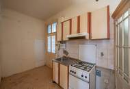 ++NEU++ Altbaucharme neu entdecken: 2-Zimmer Wohnung zum Sanieren mit viel Potenzial