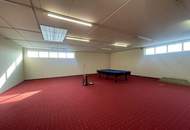 Exklusiver und freistehender Firmenstandort mit Büro, Lager und Stellplätzen zu mieten.