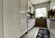 Über den Dächern von Steyr: lichtdurchflutete 3-Zimmer-Wohnung im letzten Stock mit Loggia, Tiefgarage und hochwertige Möbelablöse – stilvoll wohnen mit sonnigem Ausblick und zentraler Lage!
