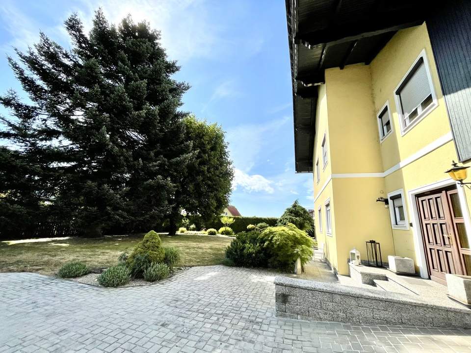 Zentral gelegenes Ein- bis Zweifamilienhaus mit großem Garten und Doppelgarage!