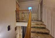 RARITÄT IN HOLLABRUNN: CHARMANTES, SANIERUNGSBEDÜRTIGES LANDHAUS MIT BAULANDRESERVE IN SEHR GUTER WOHNLAGE MIT HERRLICHEM GARTEN SAMT ALTBAUMBESTAND