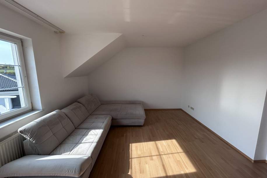 Gepflegte Dachgeschosswohnung in Schrick – Wohnkomfort mit Balkon, Keller und Parkplatz, Wohnung-kauf, 245.000,€, 2191 Mistelbach