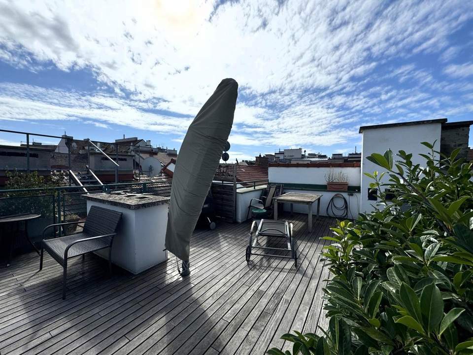 Penthouse mit 2 Terrassen und großes Potenzial im Wiener Altbau // Penthouse with 2 terraces and high Potential in Viennese Century building //