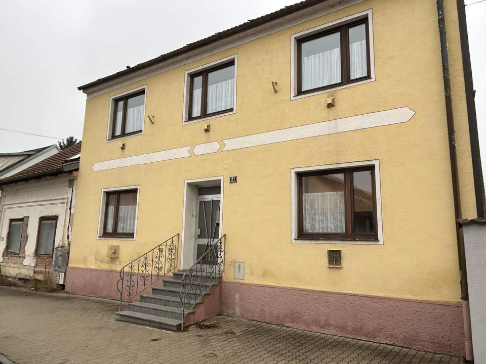 Vielseitiges Zweifamilienhaus in zentraler Lage von Asparn/ Zaya – ideale Gelegenheit für Familien und Mehrgenerationenwohnen
