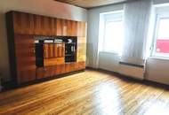 TRADITIONELLES STRECKHAUS MIT UNEINSICHTIGEM GARTEN UND ZWEI GARAGEN