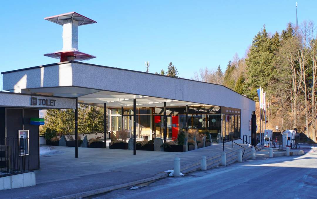 Moderne Geschäftsfläche an hochfrequentierter Autobahnraststätte