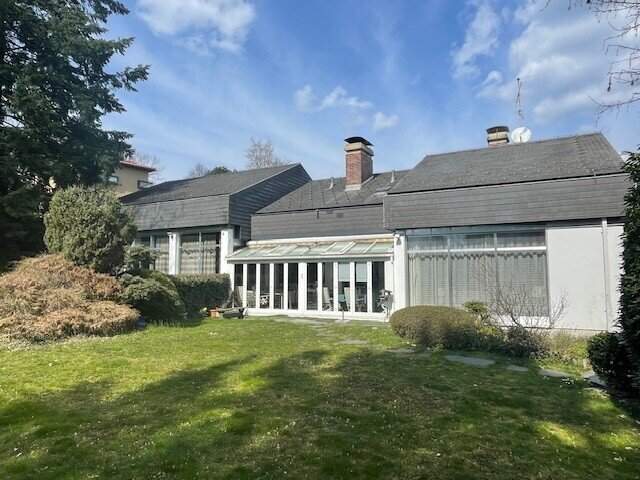 Großzügiges Anwesen am Rosenhain