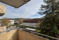 Sonnige Aussichten in ruhiger Grünlage: großzügige 2-Zimmer-Wohnung mit gemütlichem Balkon, moderner Dusche und heller Küche im 3. OG (inkl. Aufzug) – ideal für Singles oder Paare in Steyr-Münichholz!