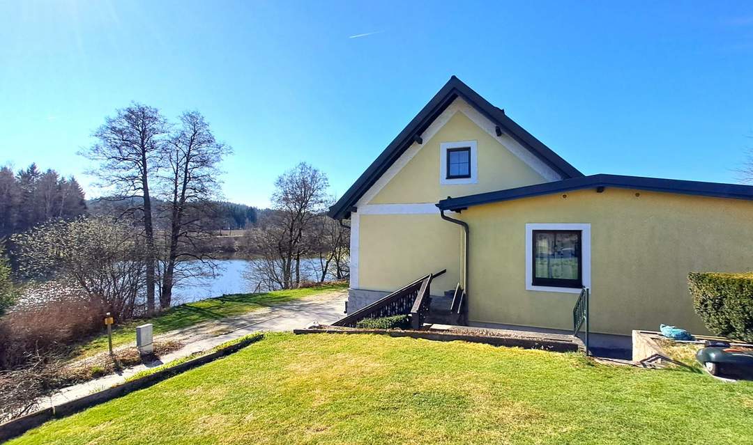 Haus mit Seeblick in grüner Ruhelage