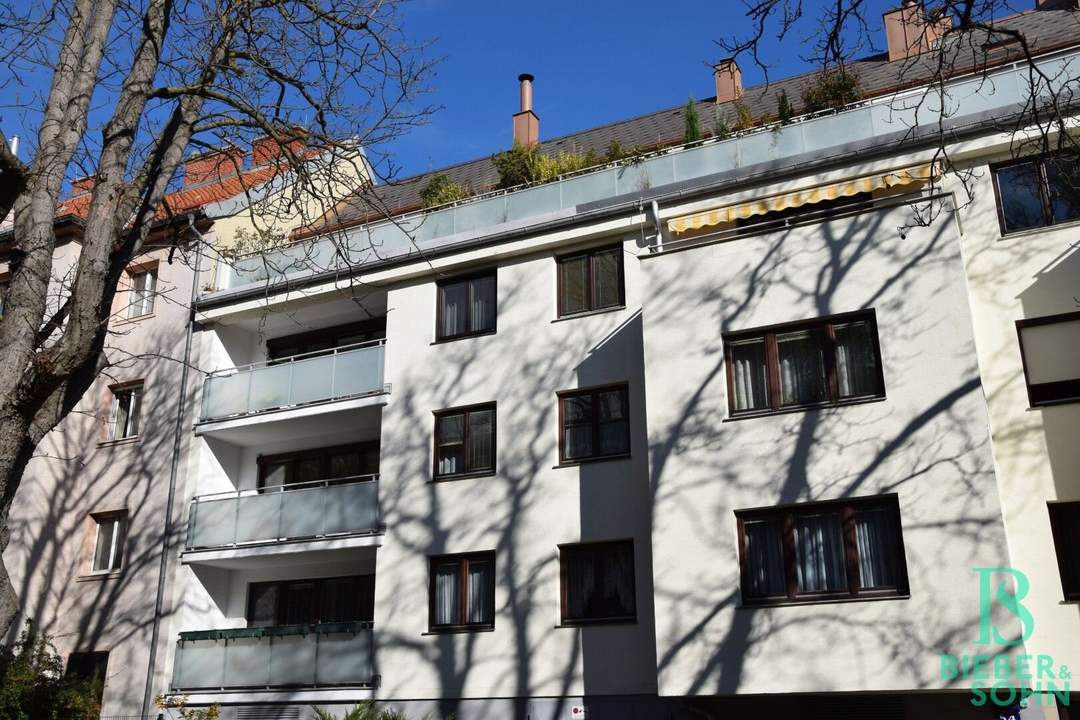 Eleganter "Retro-Style" - Großzügige, sonnige, ruhige Wohnung mit Süd-Loggia! 2 Garagenplätze!