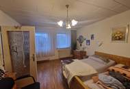 RARITÄT IN HOLLABRUNN: CHARMANTES, SANIERUNGSBEDÜRTIGES LANDHAUS MIT BAULANDRESERVE IN SEHR GUTER WOHNLAGE MIT HERRLICHEM GARTEN SAMT ALTBAUMBESTAND