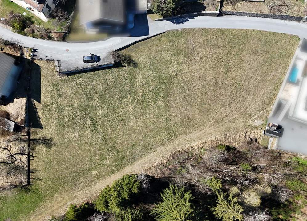 Sonniges Baugrundstück mit zusätzlicher Grünfläche am Waldrand – Aussichtslage in Arzl!
