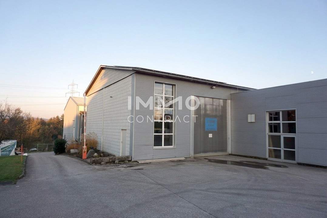 Große Lagerhalle auch beheizbar und Nebentrakt mit 740 m² Nutzfläche (Einfahrtstor 350x470) Industrieboden.