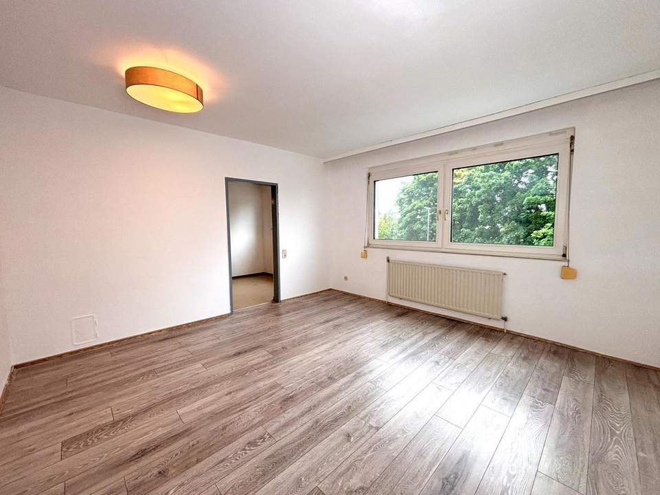 Charmante 1-Zimmer-Wohnung mit separater Küche und Blick auf den grünen Innenhof in Hollabrunn