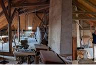 „Ihr Zuhause in Ernstbrunns Jugendstil-Ikone – historische Eleganz im Dachgeschoss trifft moderne Vision“