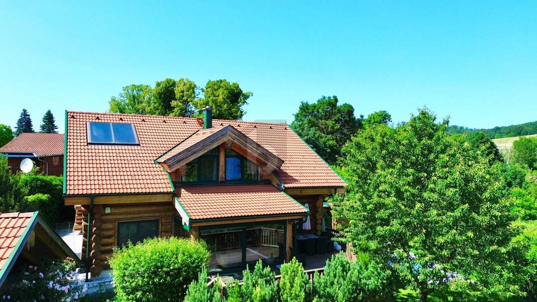 ROMANTISCHES UND MODERNES NATURSTAMMBLOCKHAUS MIT NEUEM POOL!