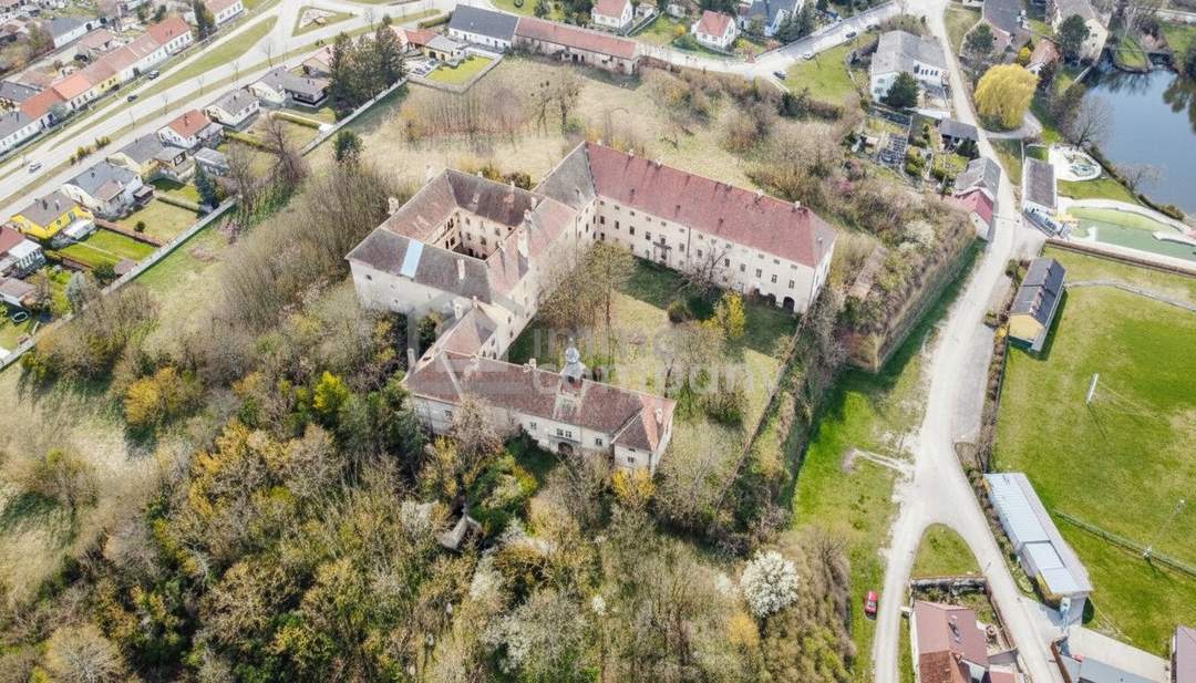 Historisches Anwesen mit weitläufigem Grundstück!