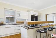 Stilvolle Villa mit gepflegtem Garten und großzügiger Garage