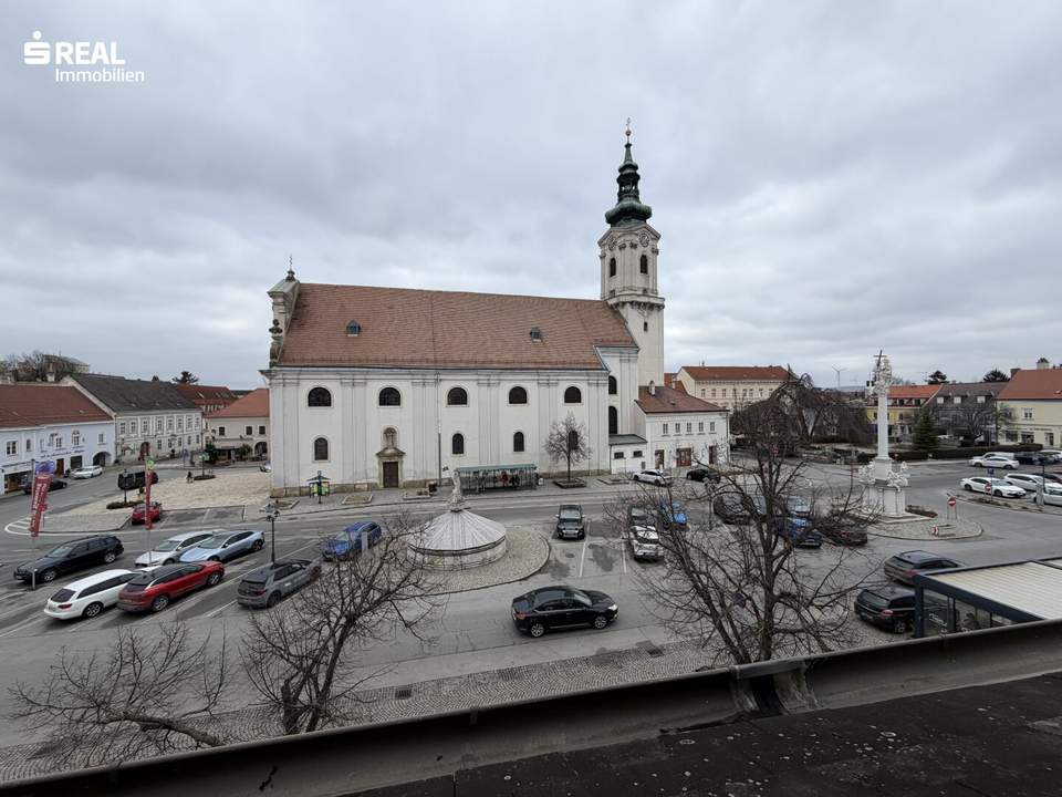 3-Zimmer-Dachgeschosswohnung mit Blick auf die Kirche – Top-Lage am Hauptplatz in Bruck an der Leitha