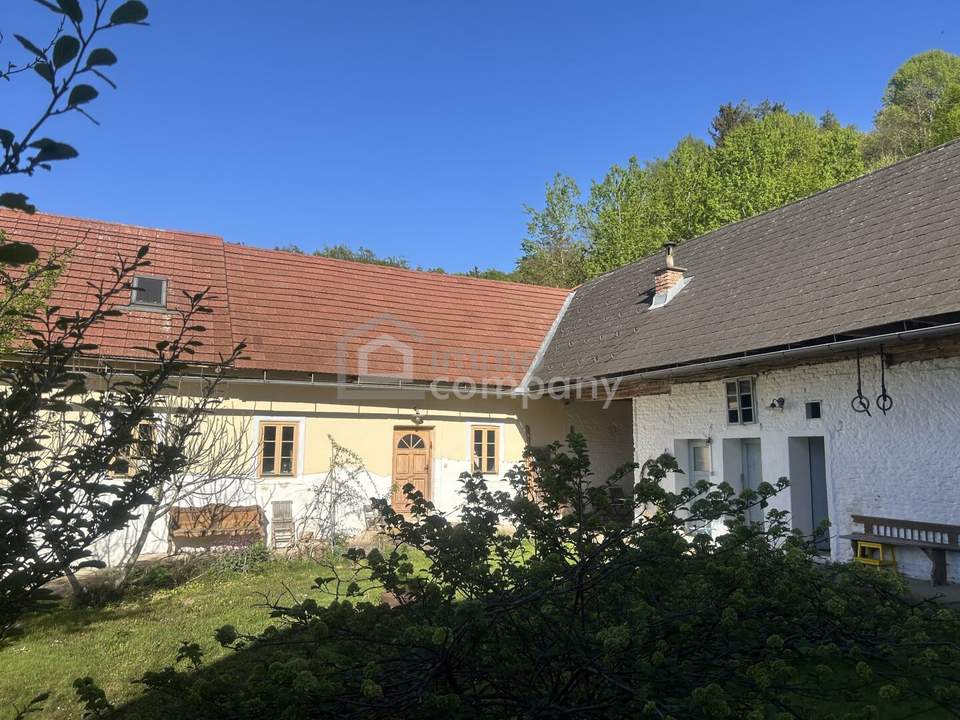 Historischer Dreiseithof mit schönen Gewölbedecken sucht neue Eigentümer