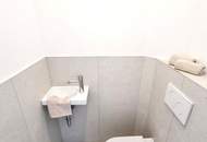 Stark reduziert - Stylischer Wohntraum im Dachgeschoss! Frisch saniert + Ruhelage + Traumhaftes Altbauhaus + Hofseitige Terrasse + U-Bahn ums Eck + Beste Infrastruktur und Anbindung!