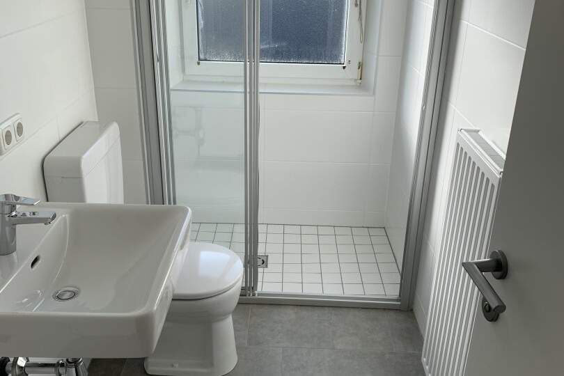 SOMMERAKTION: TOP-sanierte 3-Zimmer-Wohnung zum kleinen Preis! Vorteilhafte Lage am ruhigen Stadtrand von Steyr! Große Fenster, traumhaftes Badezimmer und praktischer Grundriss versprechen höchste Wohnqualität!, Wohnung-miete, 721,63,€, 4400 Steyr(Stadt)