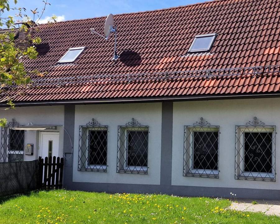 Wohnen im Zentrum samt Grünfläche: Einfamilienhaus mit Sanierungsbedarf